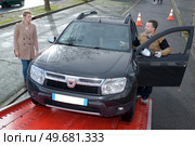 professional tower pulling car on tow truck. Стоковое фото, агентство Ingram Publishing / Фотобанк Лори