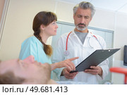 octor and nurse with patient in hospital. Стоковое фото, агентство Ingram Publishing / Фотобанк Лори