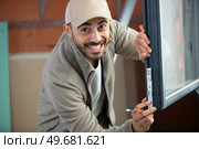 youg hapy window installation worker. Стоковое фото, агентство Ingram Publishing / Фотобанк Лори