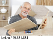 a senior wood professional during assembly. Стоковое фото, агентство Ingram Publishing / Фотобанк Лори