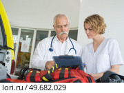 emergency doctor and paramedic or ambulance team. Стоковое фото, агентство Ingram Publishing / Фотобанк Лори