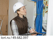 woman with clipboard inspecting interior work site. Стоковое фото, агентство Ingram Publishing / Фотобанк Лори