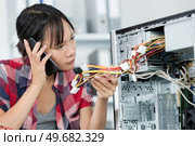 woman on the phone fixing a pc. Стоковое фото, агентство Ingram Publishing / Фотобанк Лори