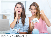 Two girls playing computer game. Стоковое фото, агентство Ingram Publishing / Фотобанк Лори