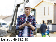 architect phoning builder to check plans. Стоковое фото, агентство Ingram Publishing / Фотобанк Лори