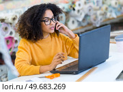 woman using laptop computer at home. Стоковое фото, агентство Ingram Publishing / Фотобанк Лори