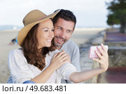 young happy couple making a selfie on beach. Стоковое фото, агентство Ingram Publishing / Фотобанк Лори