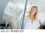 a woman is closing shop. Стоковое фото, агентство Ingram Publishing / Фотобанк Лори