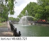 Пожарные в форме распыляют воду, водяная арка в городском парке во время выставки пожарной техники (2008 год). Редакционное фото, фотограф Snezka / Фотобанк Лори