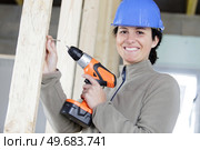 happy woman holding a power drill. Стоковое фото, агентство Ingram Publishing / Фотобанк Лори