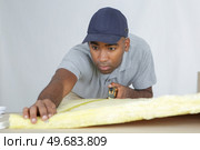 a worker prepares insulation plaques. Стоковое фото, агентство Ingram Publishing / Фотобанк Лори