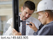 window and door glazing installer apprentice. Стоковое фото, агентство Ingram Publishing / Фотобанк Лори