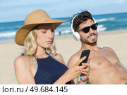 connected young couple in a beach. Стоковое фото, агентство Ingram Publishing / Фотобанк Лори