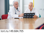 the doctors examining the result. Стоковое фото, агентство Ingram Publishing / Фотобанк Лори