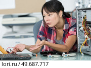 female technician grabs his head. Стоковое фото, агентство Ingram Publishing / Фотобанк Лори