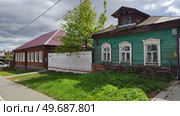 Улица старинного русского городка. Традиционные деревянные деревенские дома. Фасады зданий и забор весенним днем. Славянская архитектура. Россия, Коломна, 11 мая 2025. Street of ancient Russian town. Traditional wooden village houses. Facades of buildings and fence on spring day. Slavic architecture. Kolomna, Russia, May 11, 2025. Редакционное фото, фотограф Ирина / Фотобанк Лори