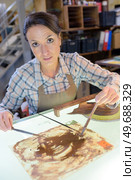 female artisan working over illuminated surface. Стоковое фото, агентство Ingram Publishing / Фотобанк Лори