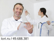 male and female painting and decorating team. Стоковое фото, агентство Ingram Publishing / Фотобанк Лори