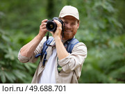 portrait of a man holding a dslr camera. Стоковое фото, агентство Ingram Publishing / Фотобанк Лори