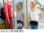 she strolls in the center. Стоковое фото, агентство Ingram Publishing / Фотобанк Лори