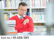 a man reading a book. Стоковое фото, агентство Ingram Publishing / Фотобанк Лори