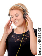 woman is listening to music. Стоковое фото, агентство Ingram Publishing / Фотобанк Лори