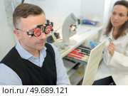 male optical patient reading the letters. Стоковое фото, агентство Ingram Publishing / Фотобанк Лори