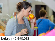beautiful woman smelling an apple. Стоковое фото, агентство Ingram Publishing / Фотобанк Лори