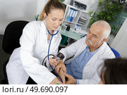 demonstration of blood pressure reading. Стоковое фото, агентство Ingram Publishing / Фотобанк Лори