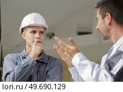 an apprentice builder with mentor. Стоковое фото, агентство Ingram Publishing / Фотобанк Лори