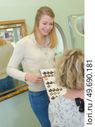 hairdresser showing hair colour options to customer. Стоковое фото, агентство Ingram Publishing / Фотобанк Лори