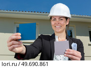 female architect picking exterior color for project. Стоковое фото, агентство Ingram Publishing / Фотобанк Лори