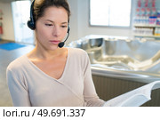 portrait of female inbound service representative. Стоковое фото, агентство Ingram Publishing / Фотобанк Лори