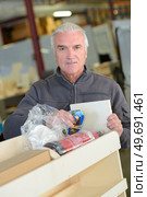 senior worker putting bits and bobs. Стоковое фото, агентство Ingram Publishing / Фотобанк Лори