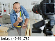 diy blogger recording video of woorworking hobby. Стоковое фото, агентство Ingram Publishing / Фотобанк Лори