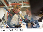 picture of glaziers removing windshield. Стоковое фото, агентство Ingram Publishing / Фотобанк Лори