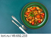 Stewed meat with carrots and green beans. Ragout with meat and vegetables. Space for tex. Stewed meat with french beans. Стоковое фото, агентство Ingram Publishing / Фотобанк Лори