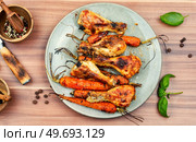 Grilled chicken drumsticks, roast chicken legs with vegetables. Baked chicken drumstick. Стоковое фото, агентство Ingram Publishing / Фотобанк Лори