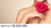 Beautiful model with a rose flower. Perfect woman face makeup close up. Beautiful nails. Perfect skin. Стоковое фото, агентство Ingram Publishing / Фотобанк Лори