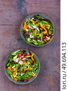 Tasty spring green salad with vegetables and bear leek or wild garlic. Allium ursinum. Spring salad with pepper, radishes, chicory and ramson. Стоковое фото, агентство Ingram Publishing / Фотобанк Лори