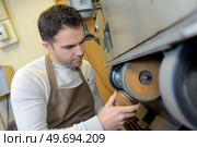 shoe worker. Стоковое фото, агентство Ingram Publishing / Фотобанк Лори