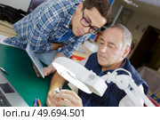 magnifying glass over computer pc part. Стоковое фото, агентство Ingram Publishing / Фотобанк Лори