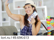 hilarious smiling woman making a photo. Стоковое фото, агентство Ingram Publishing / Фотобанк Лори