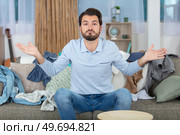 single father overwhelmed with household chores. Стоковое фото, агентство Ingram Publishing / Фотобанк Лори