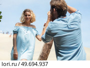 photographer doing fashion shoot on a sand dune. Стоковое фото, агентство Ingram Publishing / Фотобанк Лори