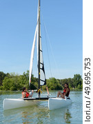 a couple learning to sail. Стоковое фото, агентство Ingram Publishing / Фотобанк Лори