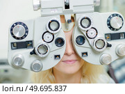 lady having eye examination. Стоковое фото, агентство Ingram Publishing / Фотобанк Лори