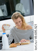 a happy woman stopping for breakfast. Стоковое фото, агентство Ingram Publishing / Фотобанк Лори