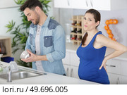 pregnant woman with husband in the kitchen. Стоковое фото, агентство Ingram Publishing / Фотобанк Лори