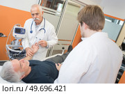 a doctor with senior patient. Стоковое фото, агентство Ingram Publishing / Фотобанк Лори
